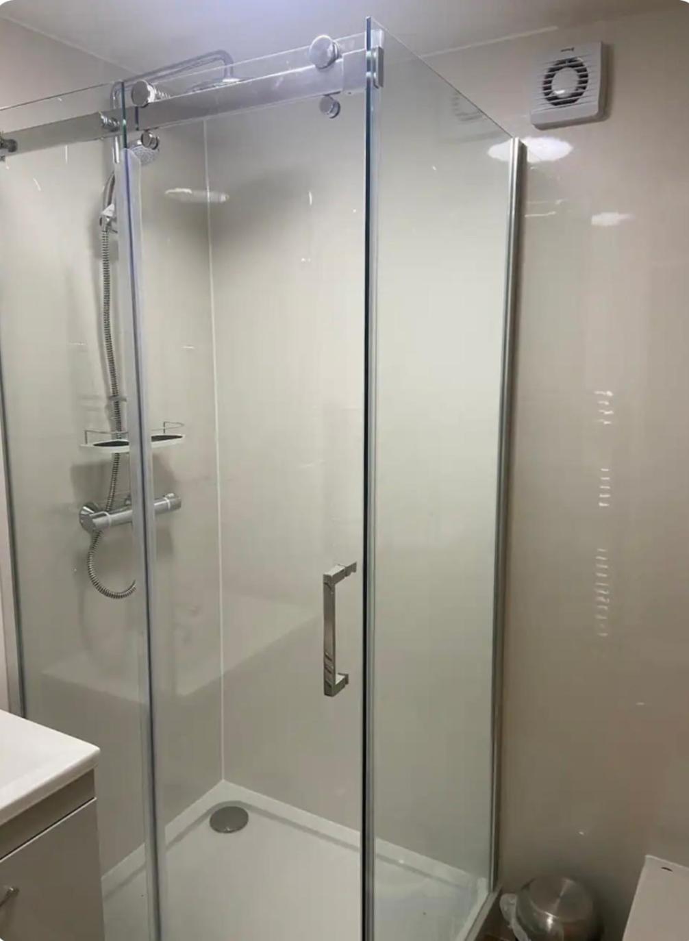 One Bedroom Ground Floor Flat Central ชิชิสเตอร์ ภายนอก รูปภาพ