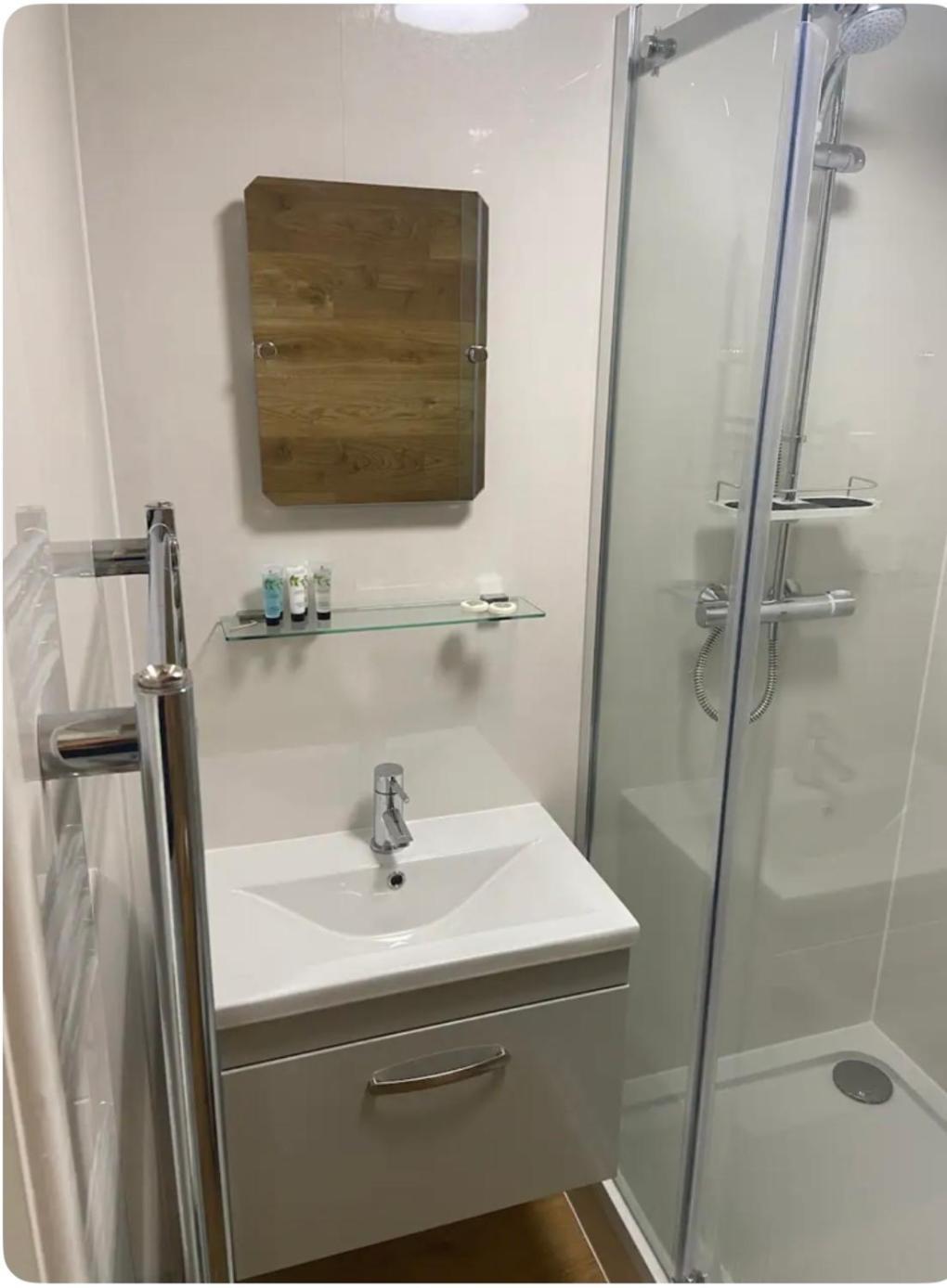 One Bedroom Ground Floor Flat Central ชิชิสเตอร์ ภายนอก รูปภาพ