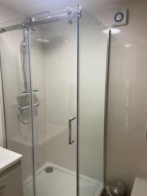 One Bedroom Ground Floor Flat Central ชิชิสเตอร์ ภายนอก รูปภาพ