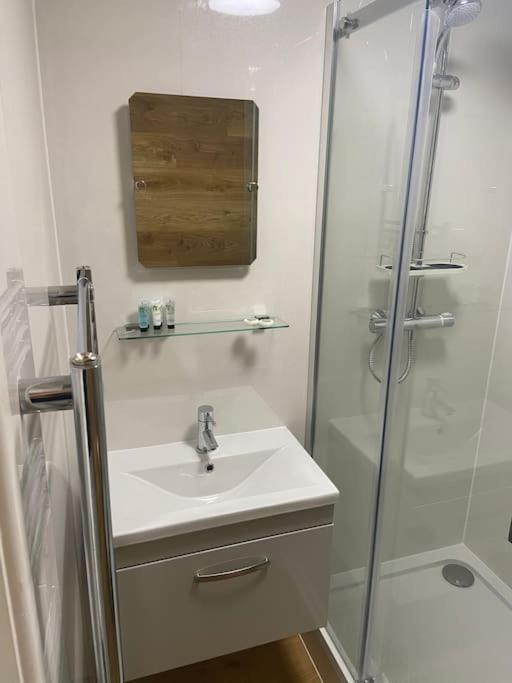 One Bedroom Ground Floor Flat Central ชิชิสเตอร์ ภายนอก รูปภาพ