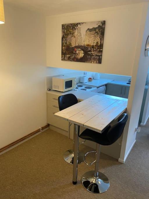 One Bedroom Ground Floor Flat Central ชิชิสเตอร์ ภายนอก รูปภาพ