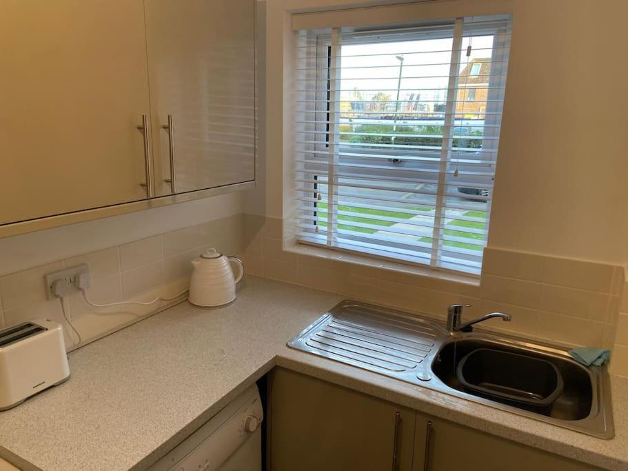 One Bedroom Ground Floor Flat Central ชิชิสเตอร์ ภายนอก รูปภาพ